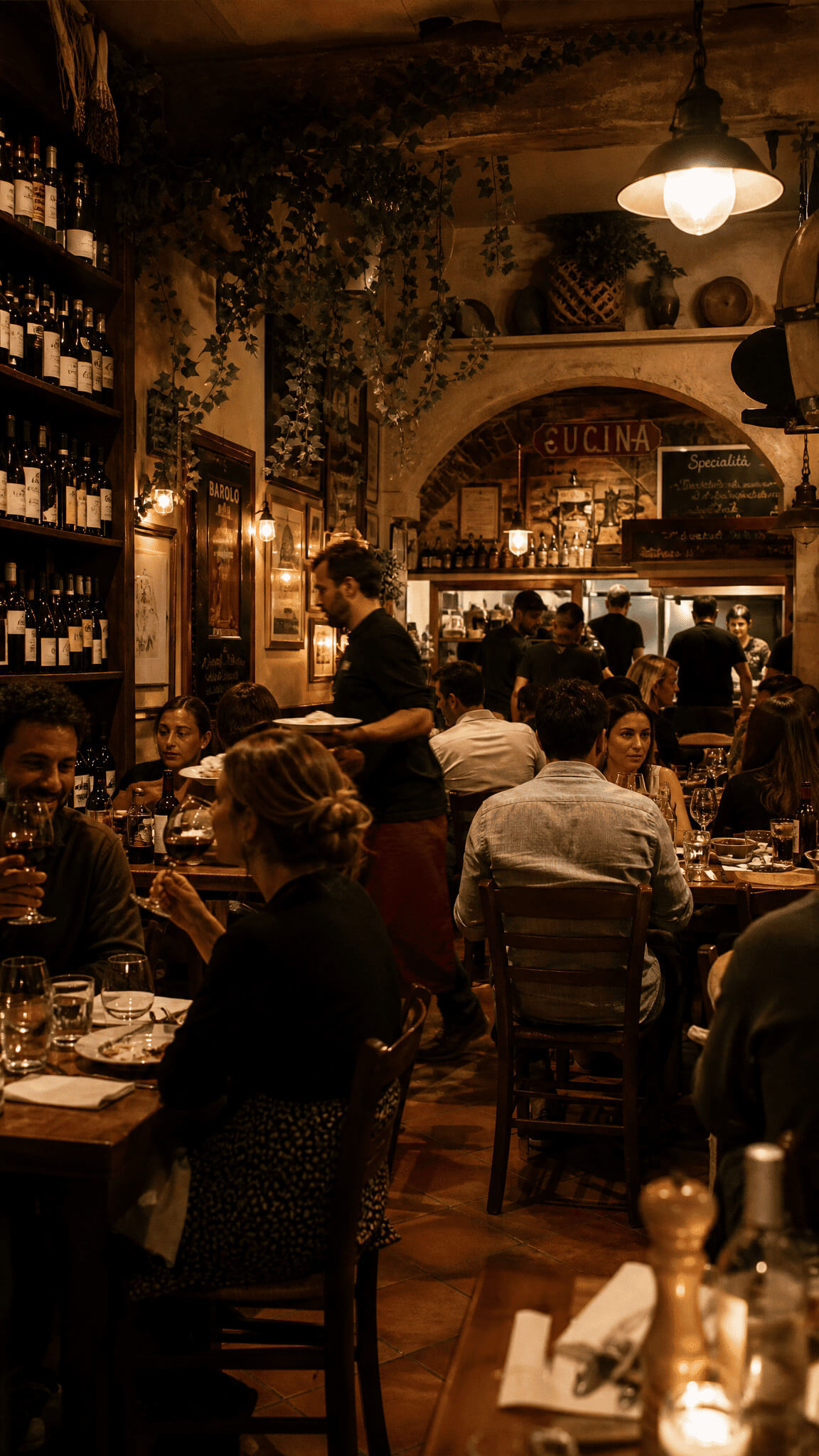 Trattoria storica gremita durante una cena con delitto